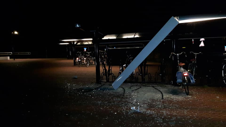 Dak van fietsstalling kapot